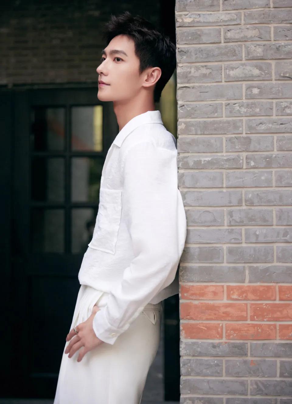 時尚套裝，自信與成就感的完美融合圖片展示