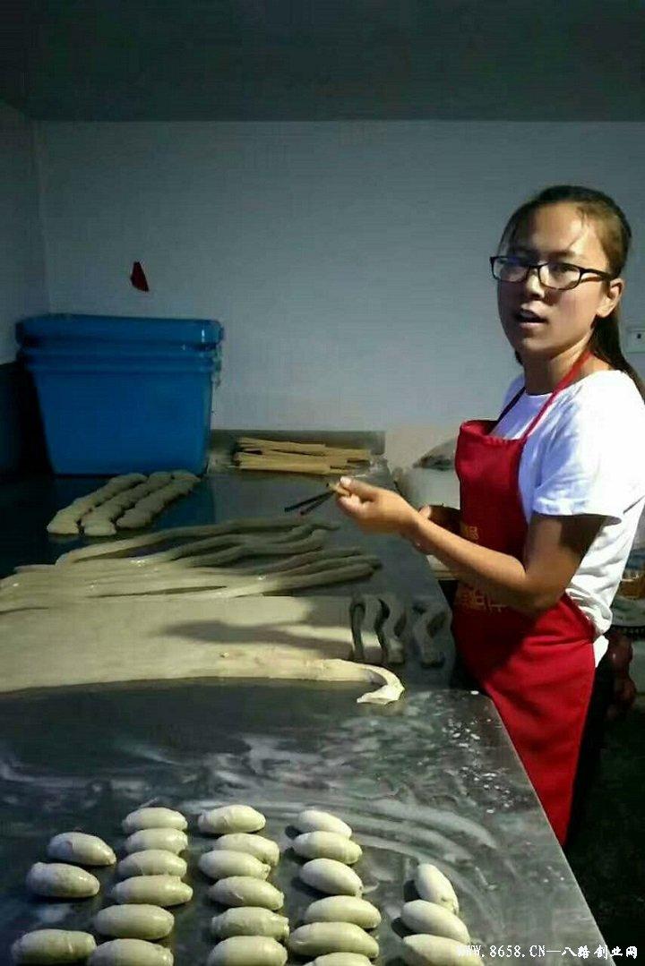 革新烘焙工藝，引領(lǐng)行業(yè)新潮流，最新烤面筋機亮相！