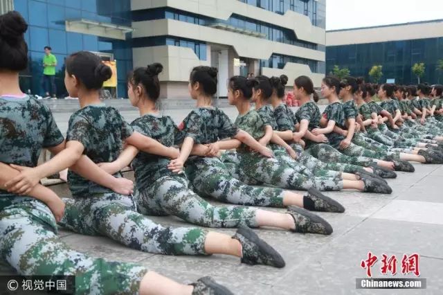 獨(dú)家揭秘，探索小巷深處的軍訓(xùn)新風(fēng)尚——2025軍訓(xùn)最新視頻亮相！