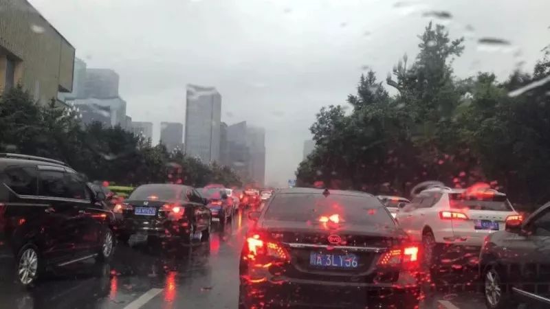 成都暴雨下的驚喜探索，小巷特色小店