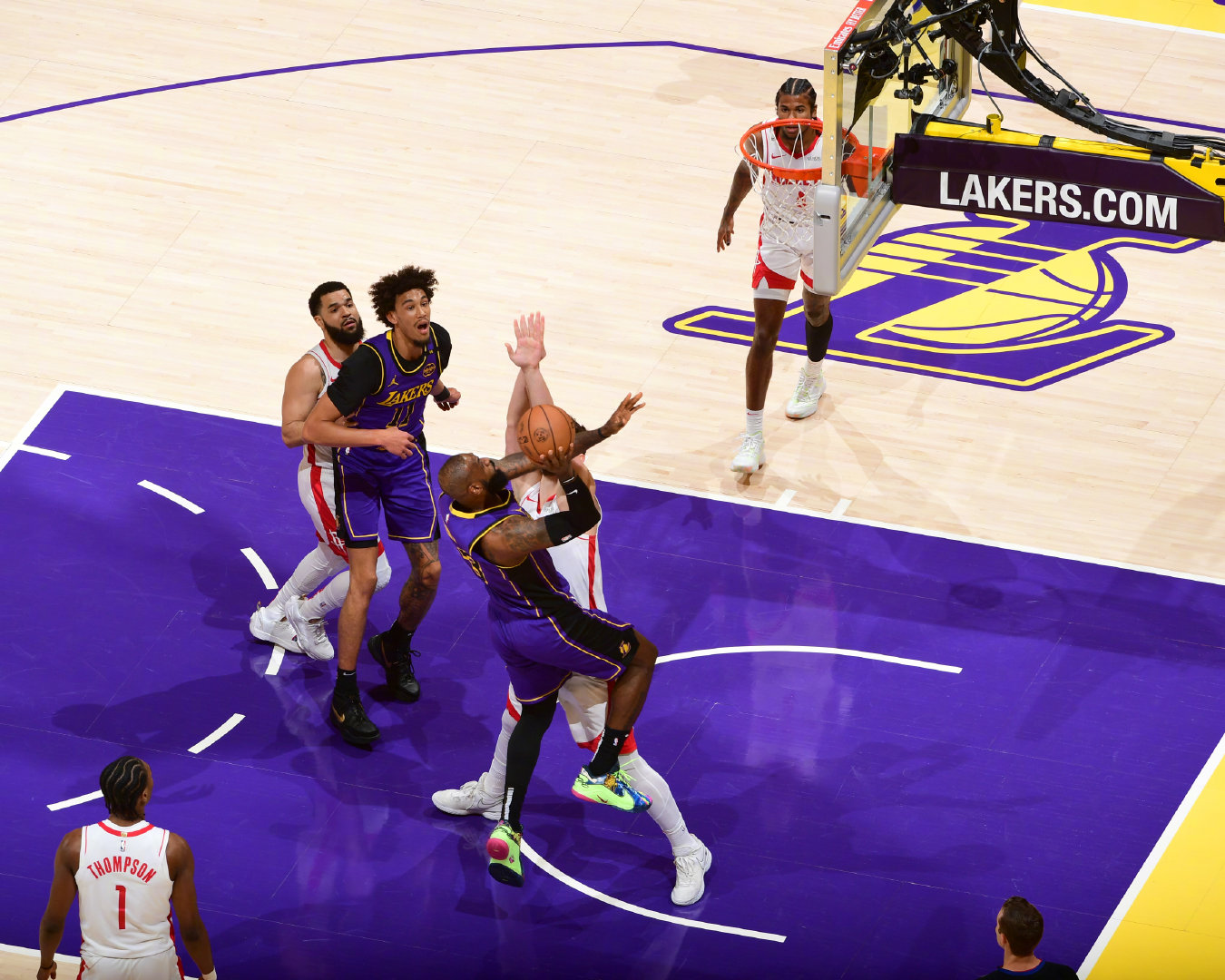 湖人火箭精彩集錦，科技巨獻(xiàn)，前所未有的籃球盛宴體驗