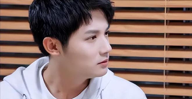 鄭業(yè)成最新行程揭秘，忙碌明星之旅的足跡